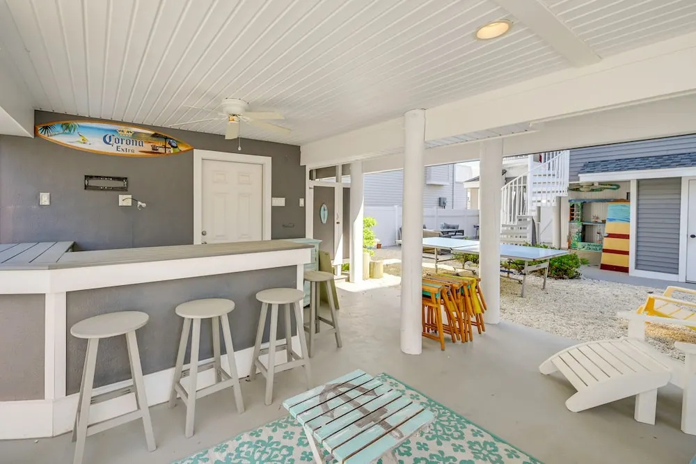 Walk to Bay Village, Beaches & More! Cozy Cottage