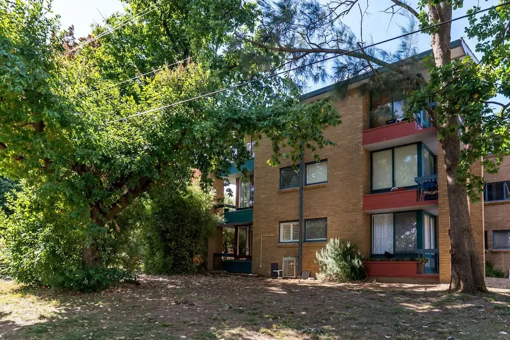 Cosy and Convenient Leafy Apartment