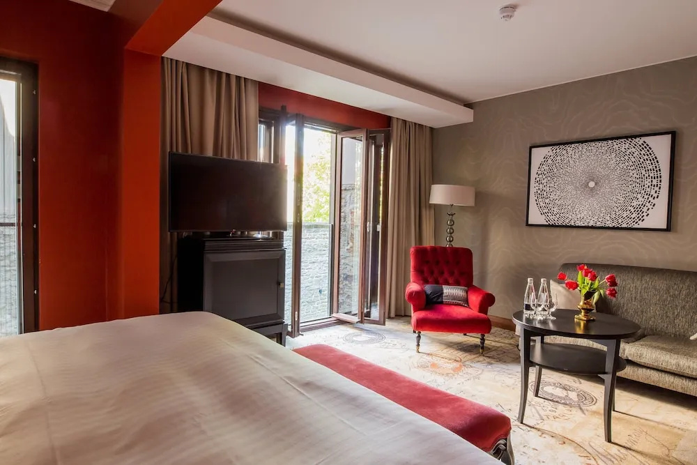 Double Junior Suite with courtyard view (full double bed)