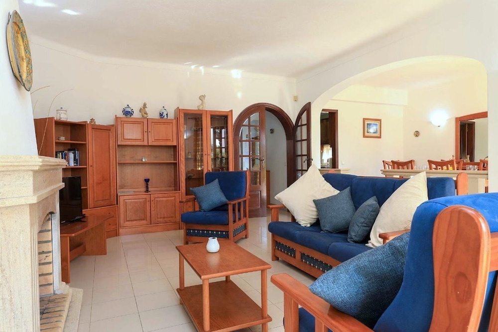 Spacious 4 Bedroom Villa, Private Pool, Free air Conditioning and Wifi