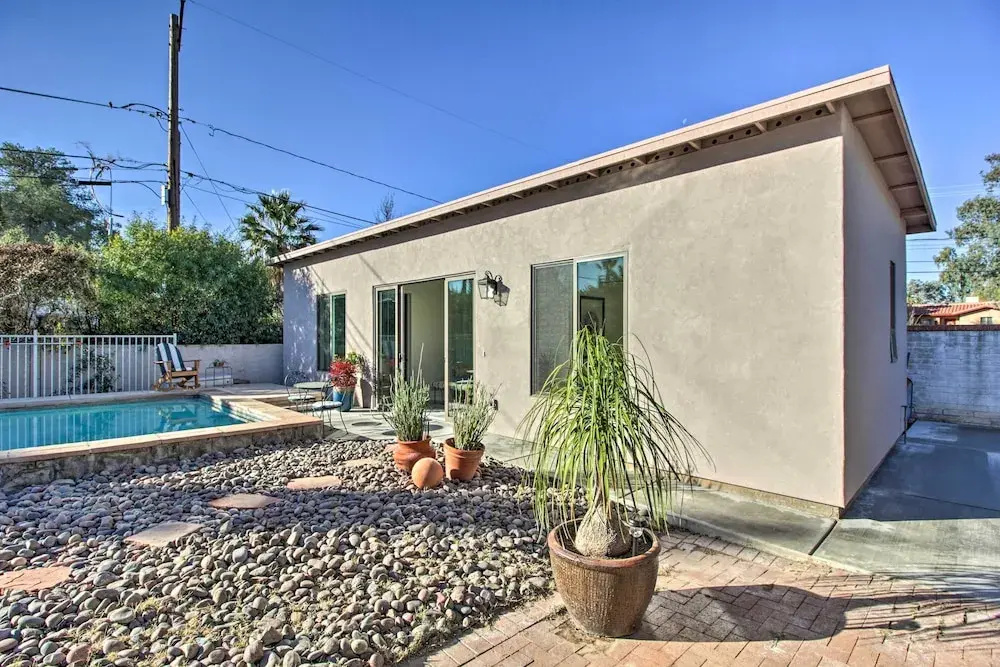 < 3 Mi to U of A: Poolside Oasis in Tucson!