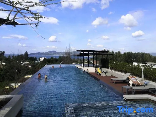 Convenient Surin apartment- rooftop pool & gym 716