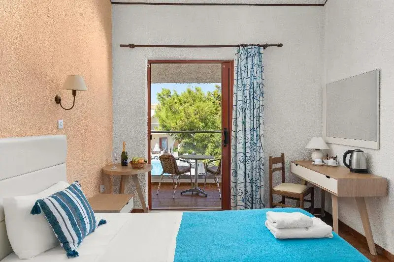 Classic Double room with pool view (full double bed)