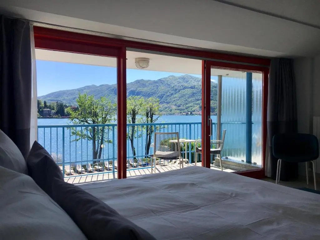 Standard Double room with lake view (full double bed)