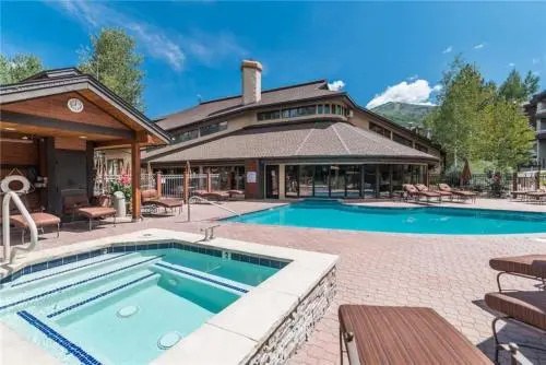 1302 Trappeur's Lodge, Trappeur's Crossing