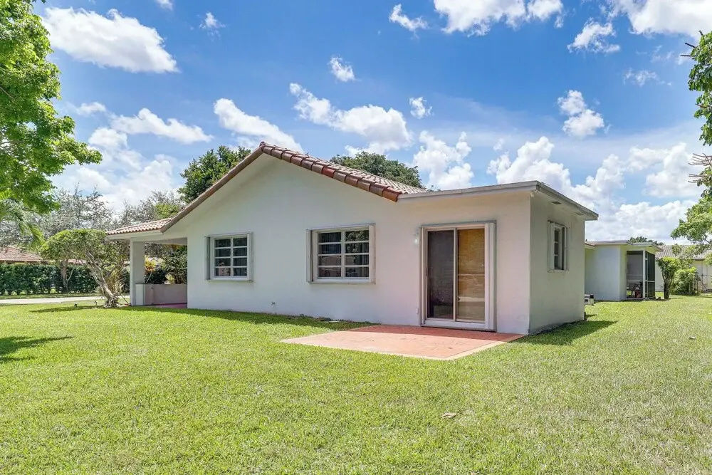 Walk to City Center: Modern Coral Springs Getaway