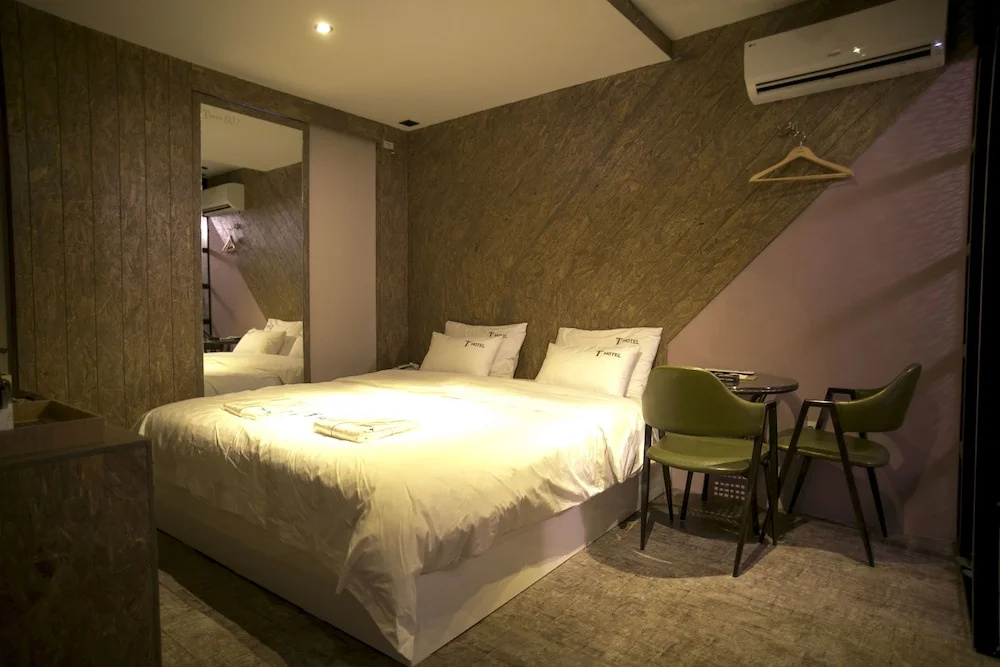 Deluxe Double room (full double bed)