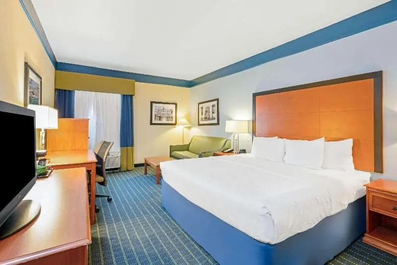 La Quinta Inn & Suites by Wyndham Shawnee - Chambres