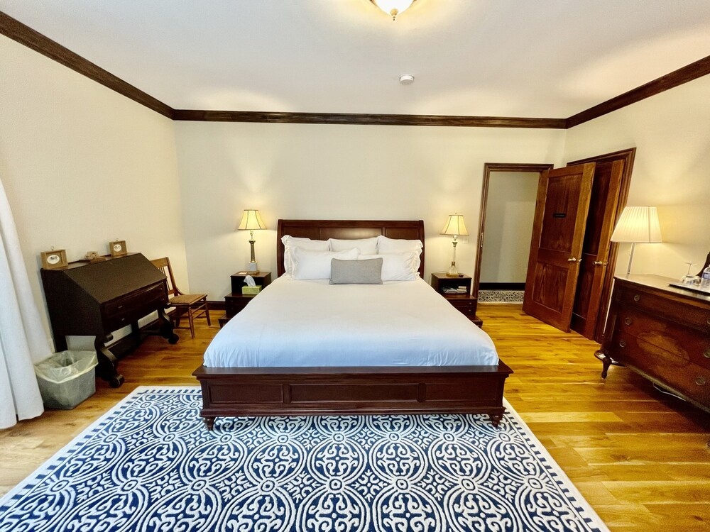 Dartmouth House Inn