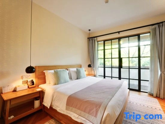 Suite with lake view