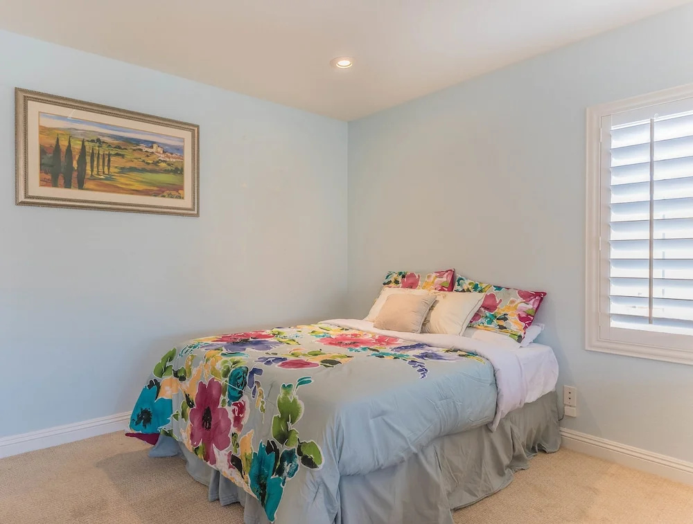 Luxurious 4BR 9min to LV Strip Sleeps 16