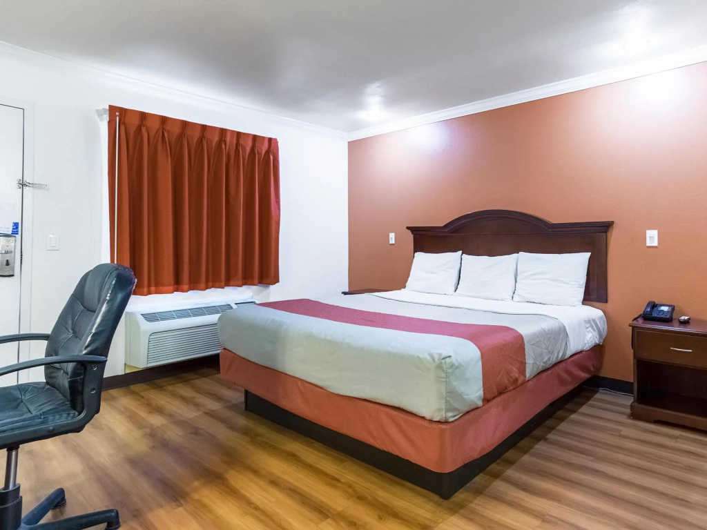 Deluxe Double room (full double bed)