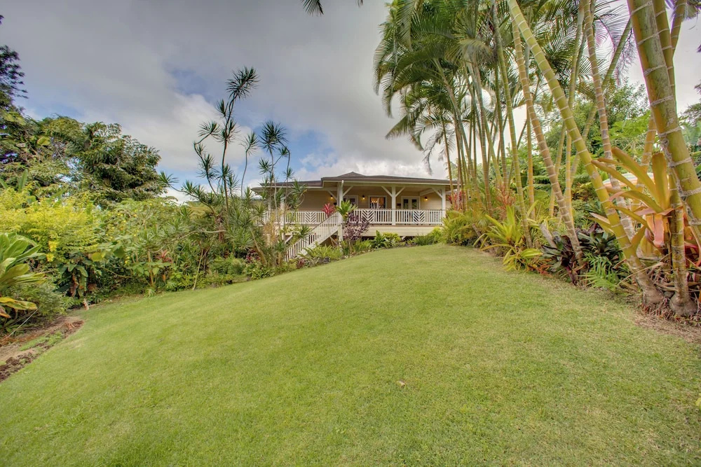 8 Mi to Magic Sands Beach: Tranquil Home w/ Lanai!