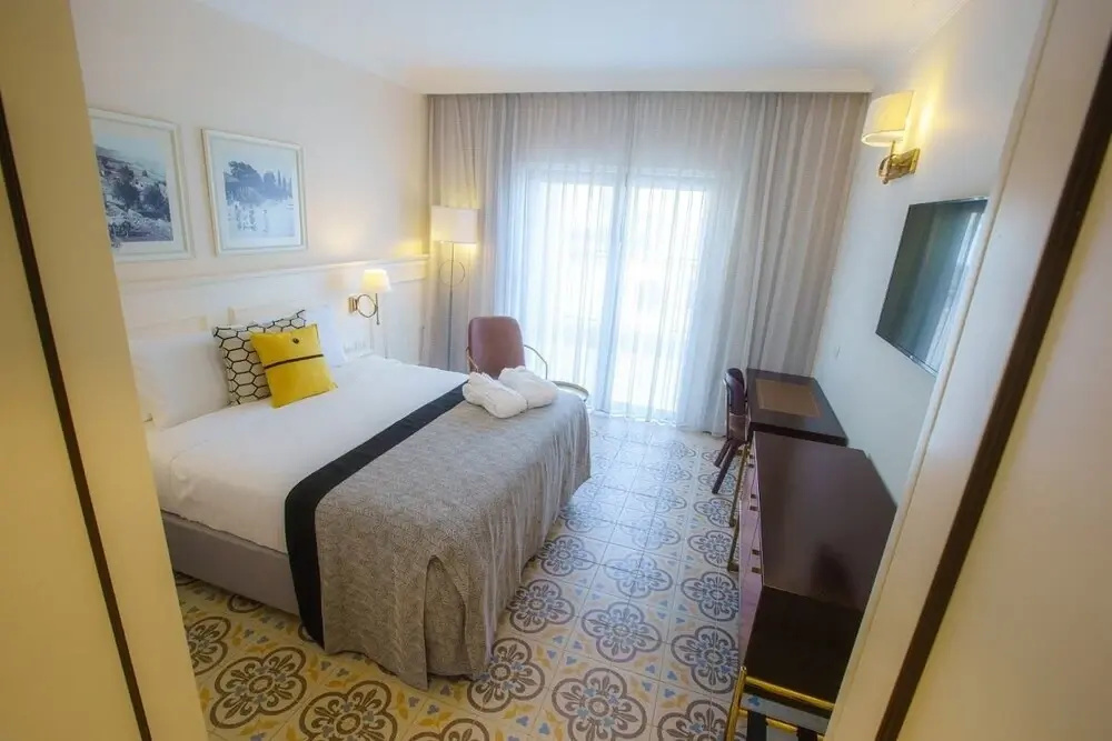 Deluxe room with pool view
