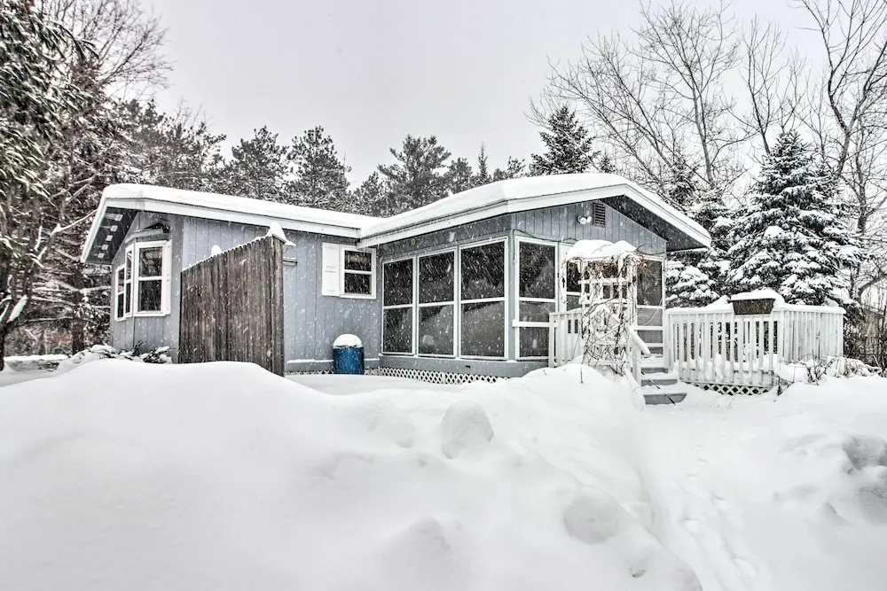 Cozy Crosby Cabin Near Serpent Lake + Main St