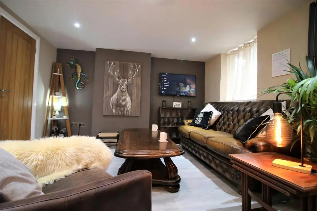 Stylish 3 Bedroom Loft Apartment - Free Parking - Fast WiFi - by PROPERTY PROMISE