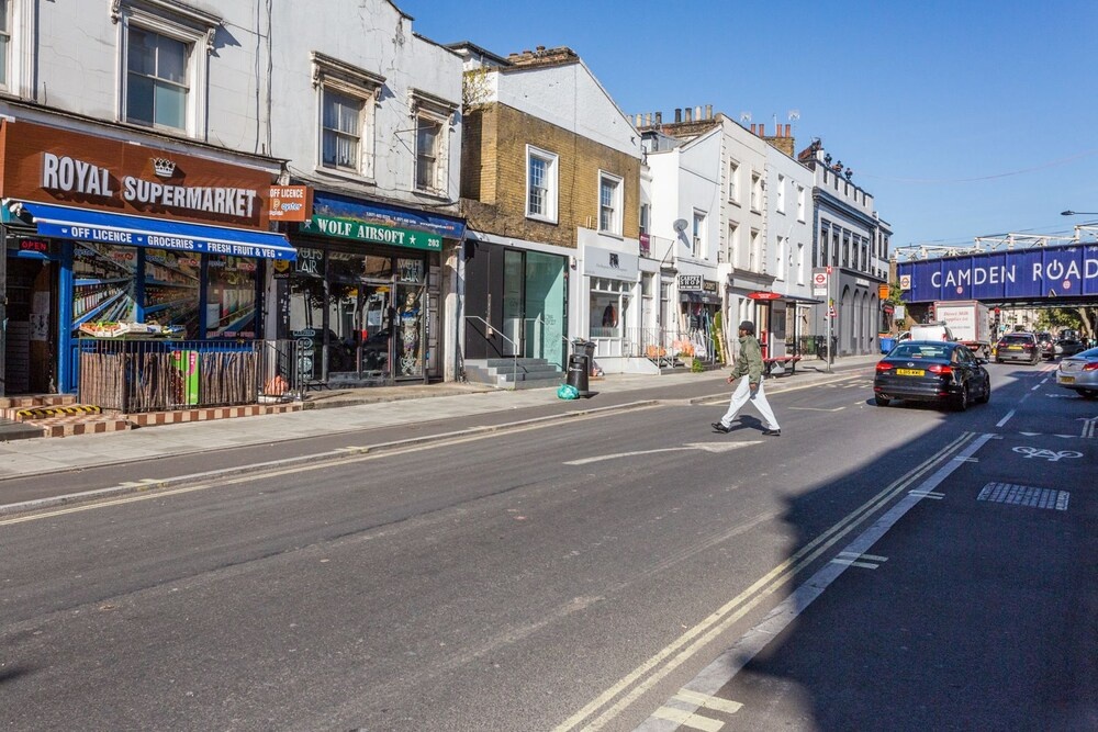 2 Bedroom Split Level Flat In The Heart Of Camden