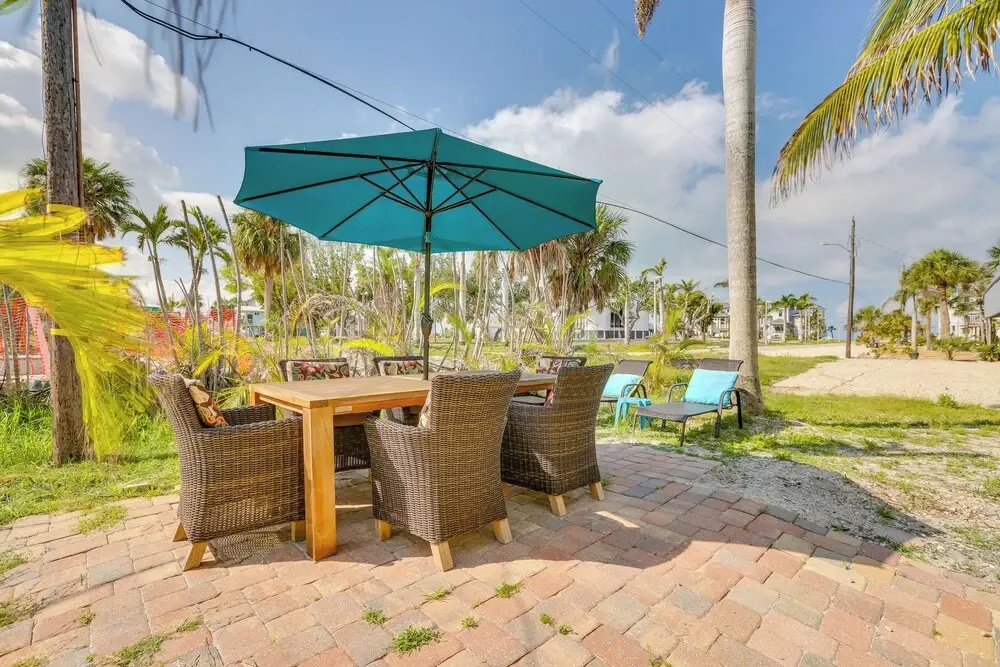 Dog-friendly Getaway: Steps to Fort Myers Beach!