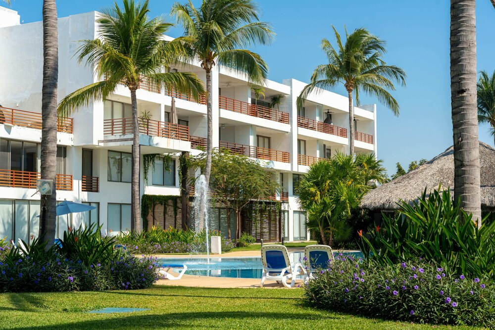 Luxury Condo with Private Beach 4BR