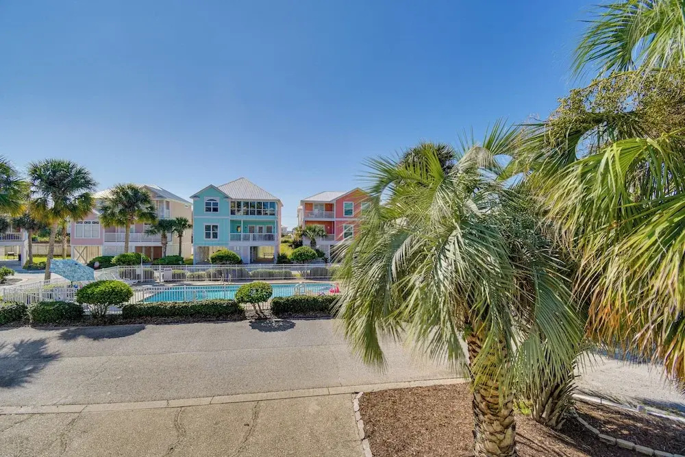Walk to Beach: Home w Pool Access in Gulf Shores