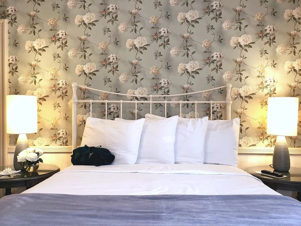 Deluxe Double room with balcony (full double bed)