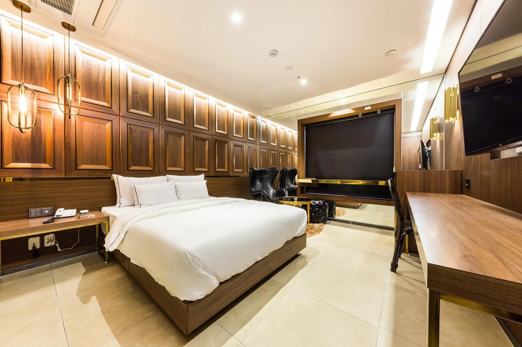 Deluxe Double room (full double bed)