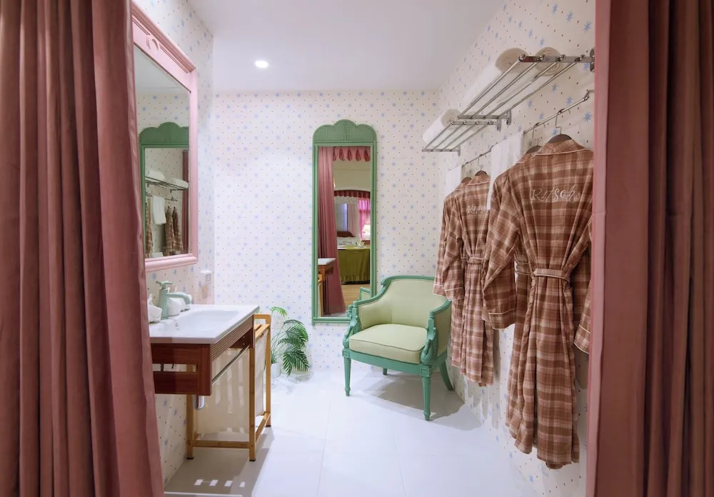 Kitsch Hotel — 3