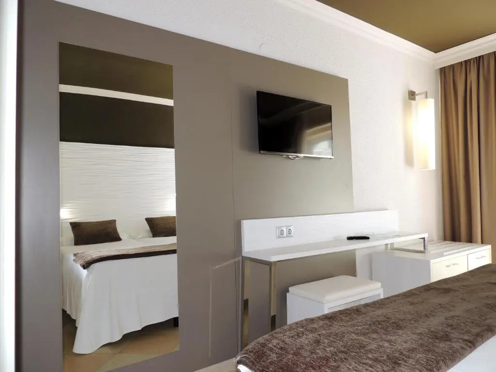 Standard Triple room with pool view