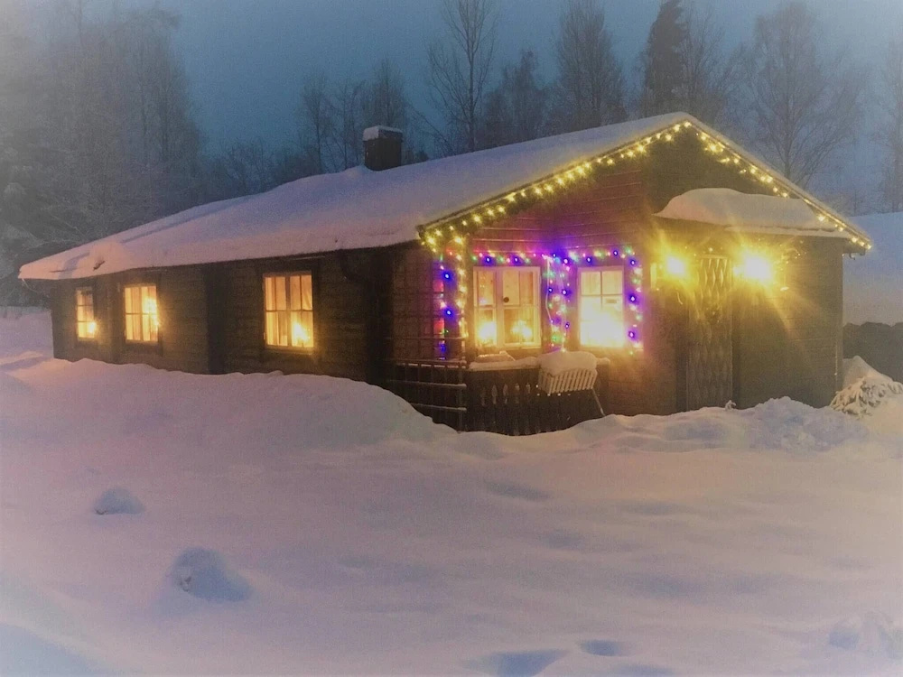 Nice Cozy Cottage With Fireplace, Barbecue hut and Wood Sauna