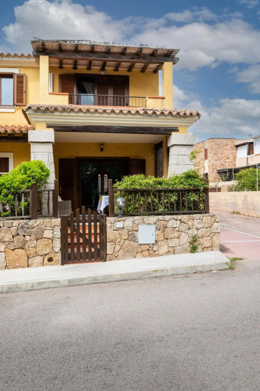 The apartment is located on two floors. The ground floor has a living room with sofa bed, with kitch-TRILO MIRTO