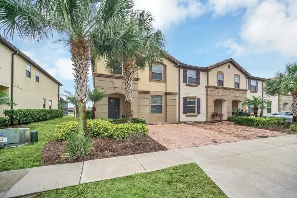 Lake View Serene & Peaceful Pool Home! 5 Bedroom Townhouse