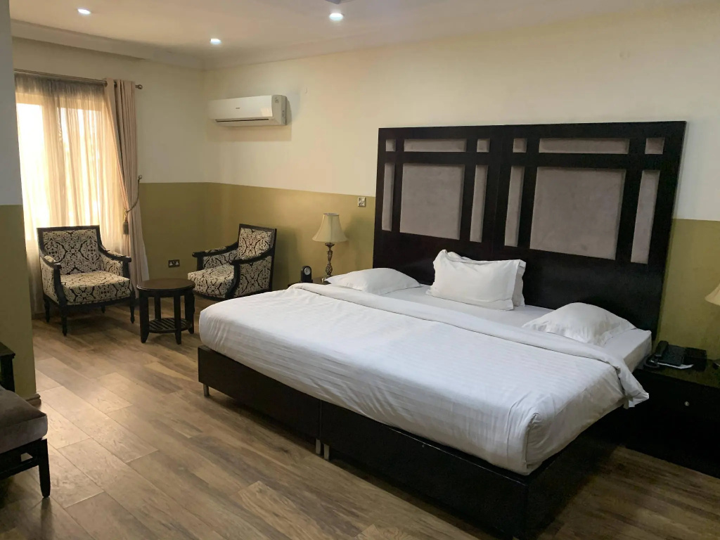 Double Suite (full double bed)