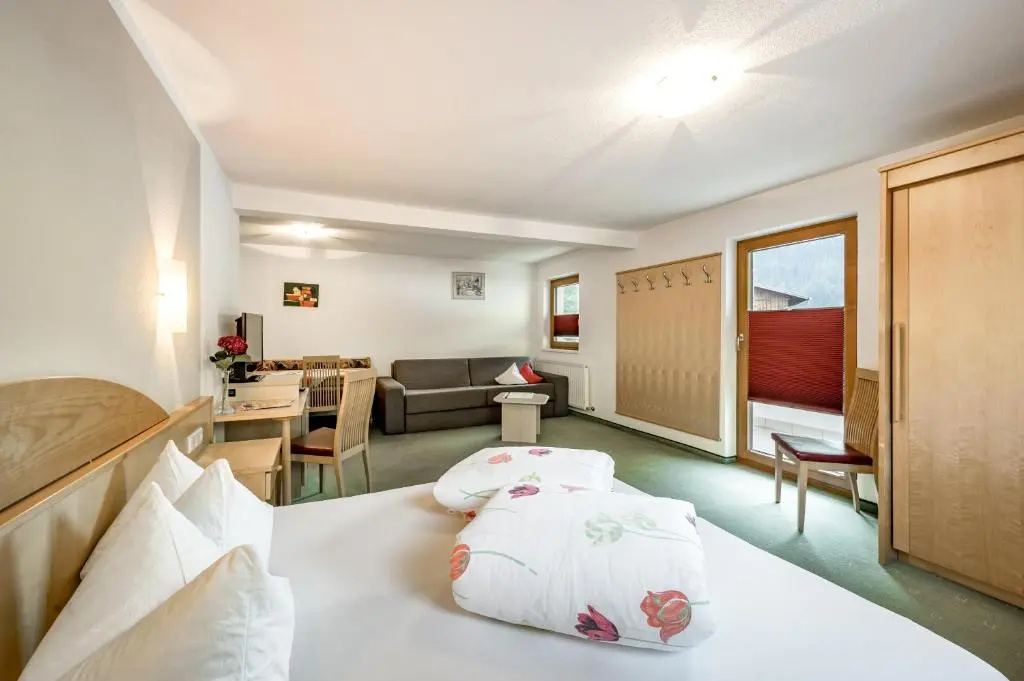 Deluxe Double room with balcony (full double bed)