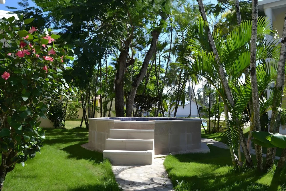 Room in Guest Room - Oceanfront Suite With Kitchenette Stunning Views & Secluded Luxury