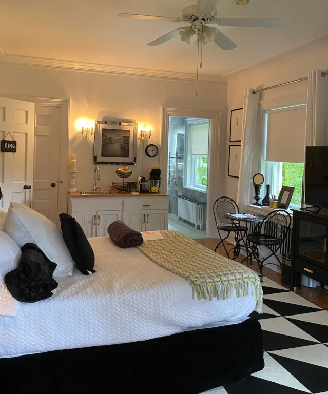 Double Suite (full double bed)