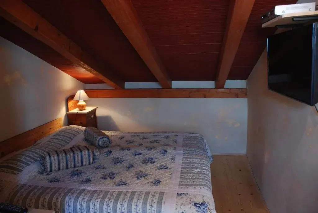 "Kamene priče" rooms, music and food by null