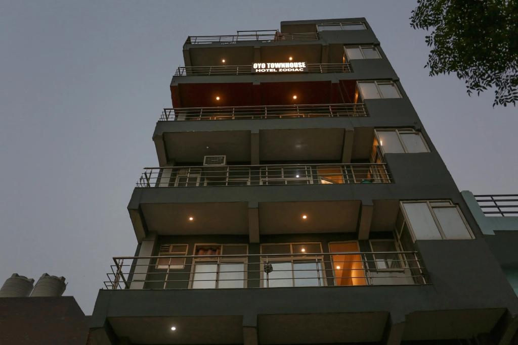 Townhouse Zodiac Near Botanic Garden of Indian Republic