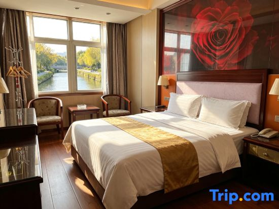 Deluxe Double room (full double bed)