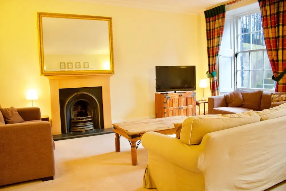 2 Bedroom Flat In Newtown, Edinburgh