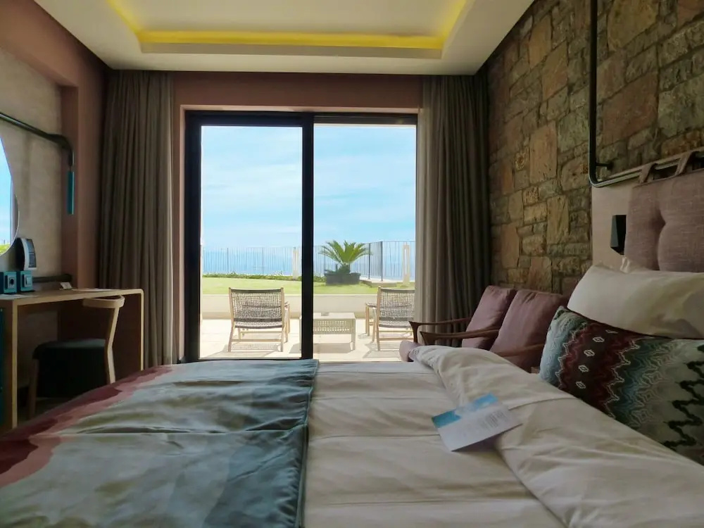 Superior Double room with partial sea view (full double bed)