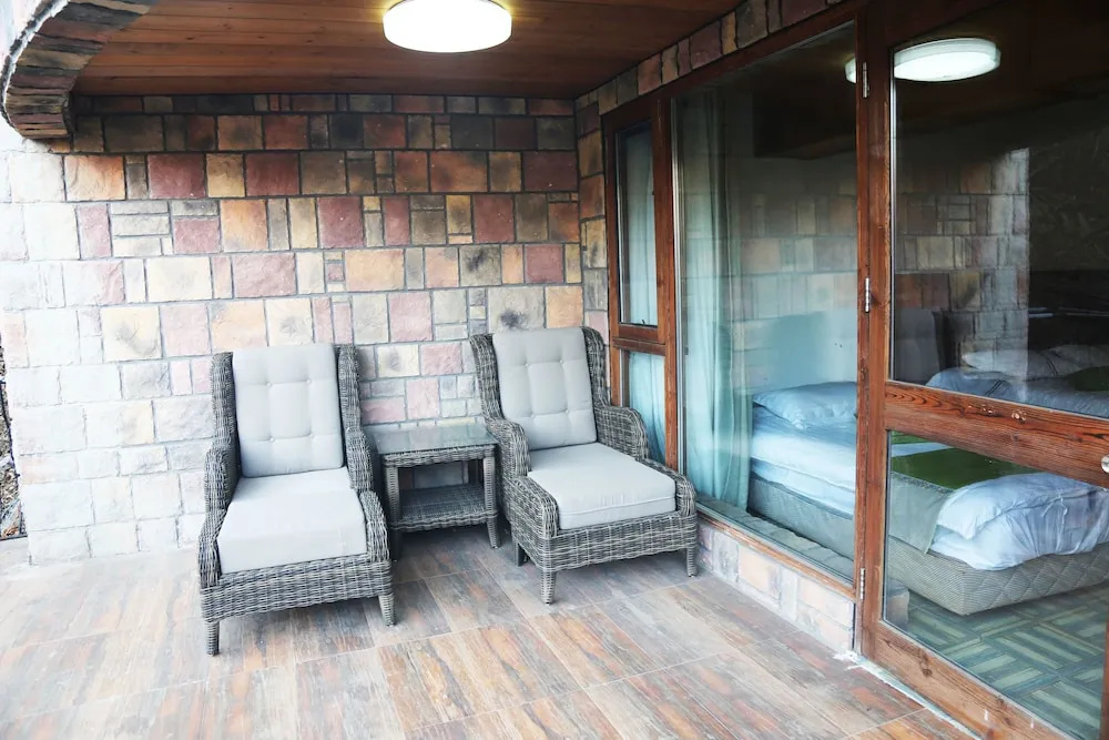 Tranquil Retreat Songguo Party Resort