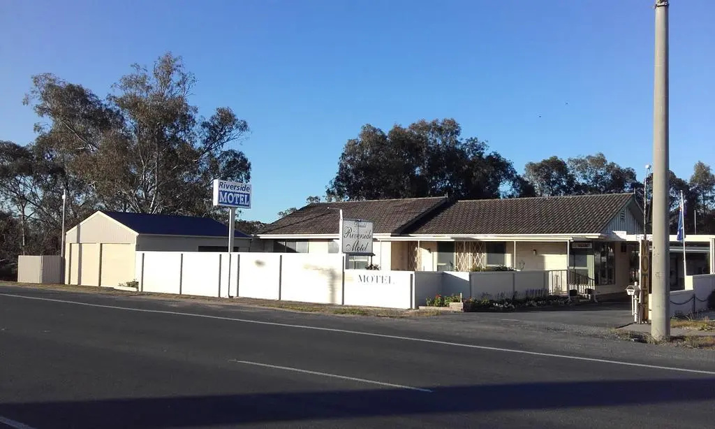 Donald Riverside Motel