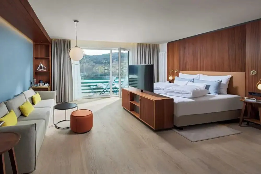 Suite with balcony and with lake view