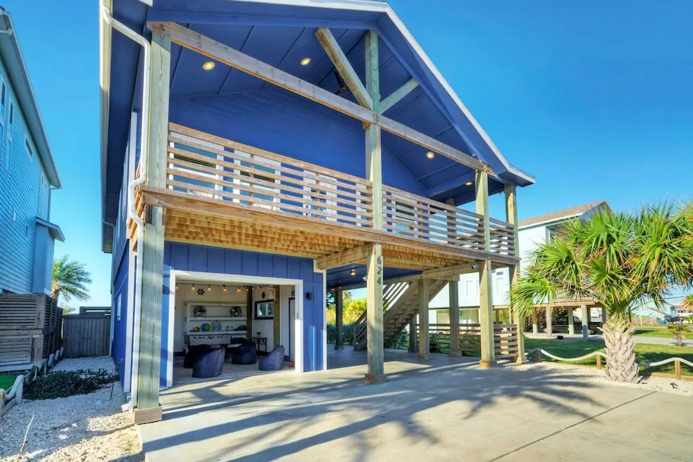 Private Pool Retreat Walk to Beach 2 Living Spaces + Game Room for Groups