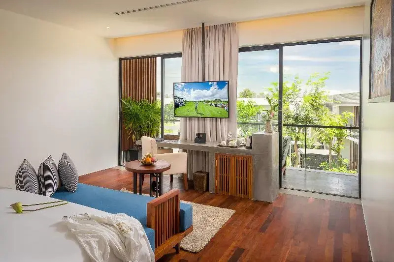 Suite with balcony and with pool view