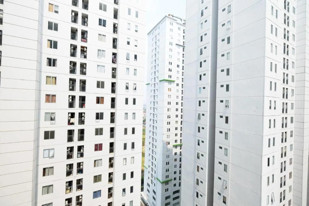 Beautiful and Comfy 1BR at Bassura City Apartment By Travelio