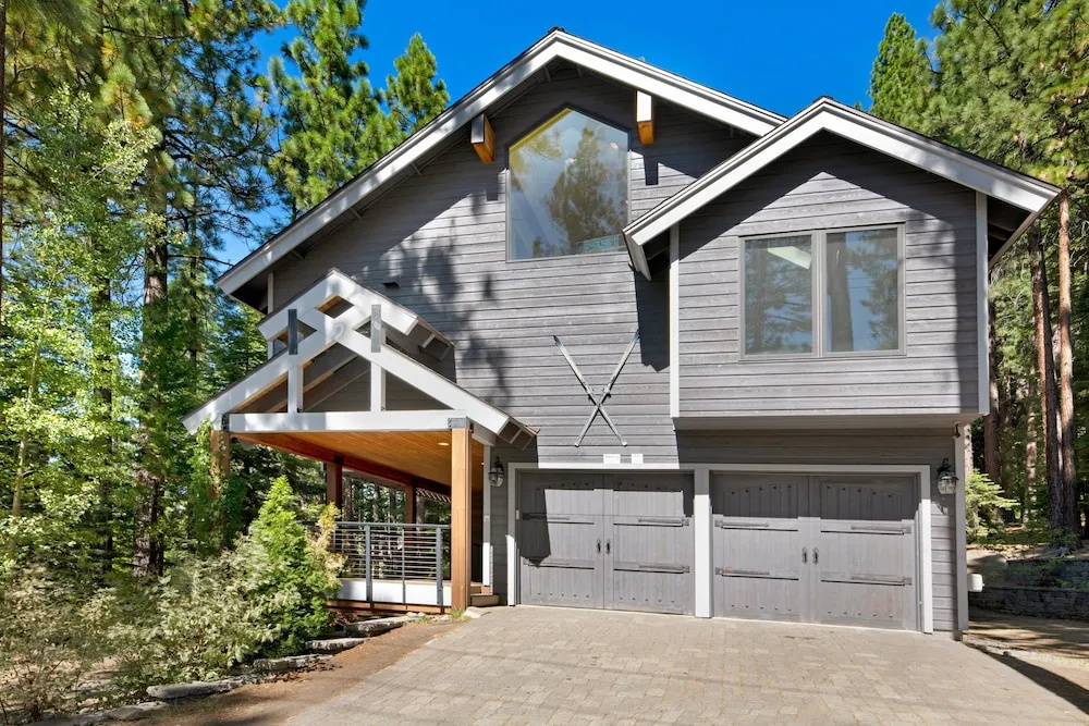 4BR 4.5BA Luxurious Tahoe Retreat with Hot Tub S Lake Tahoe by RedAwni