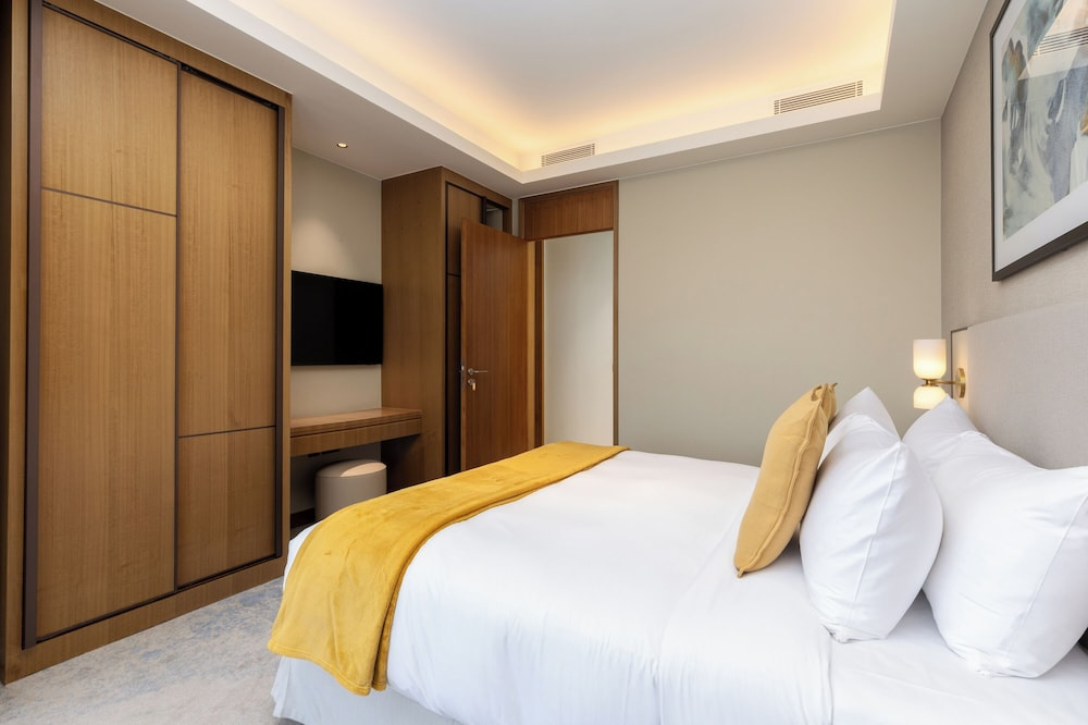 Отель Maison Privee - Luxury Apt w/ Spectacular Burj Khalifa Views в Дубае