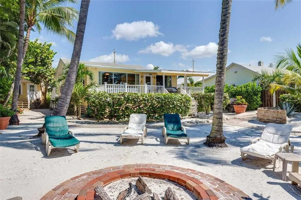 Tropical Paradise - Three Bedroom Home