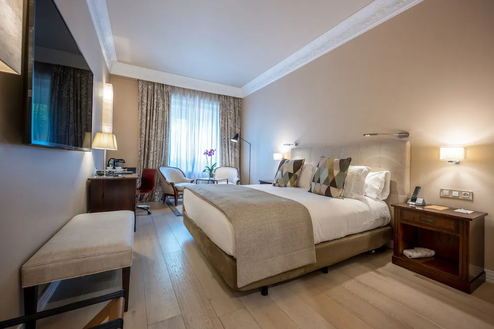 Deluxe Double room (full double bed)